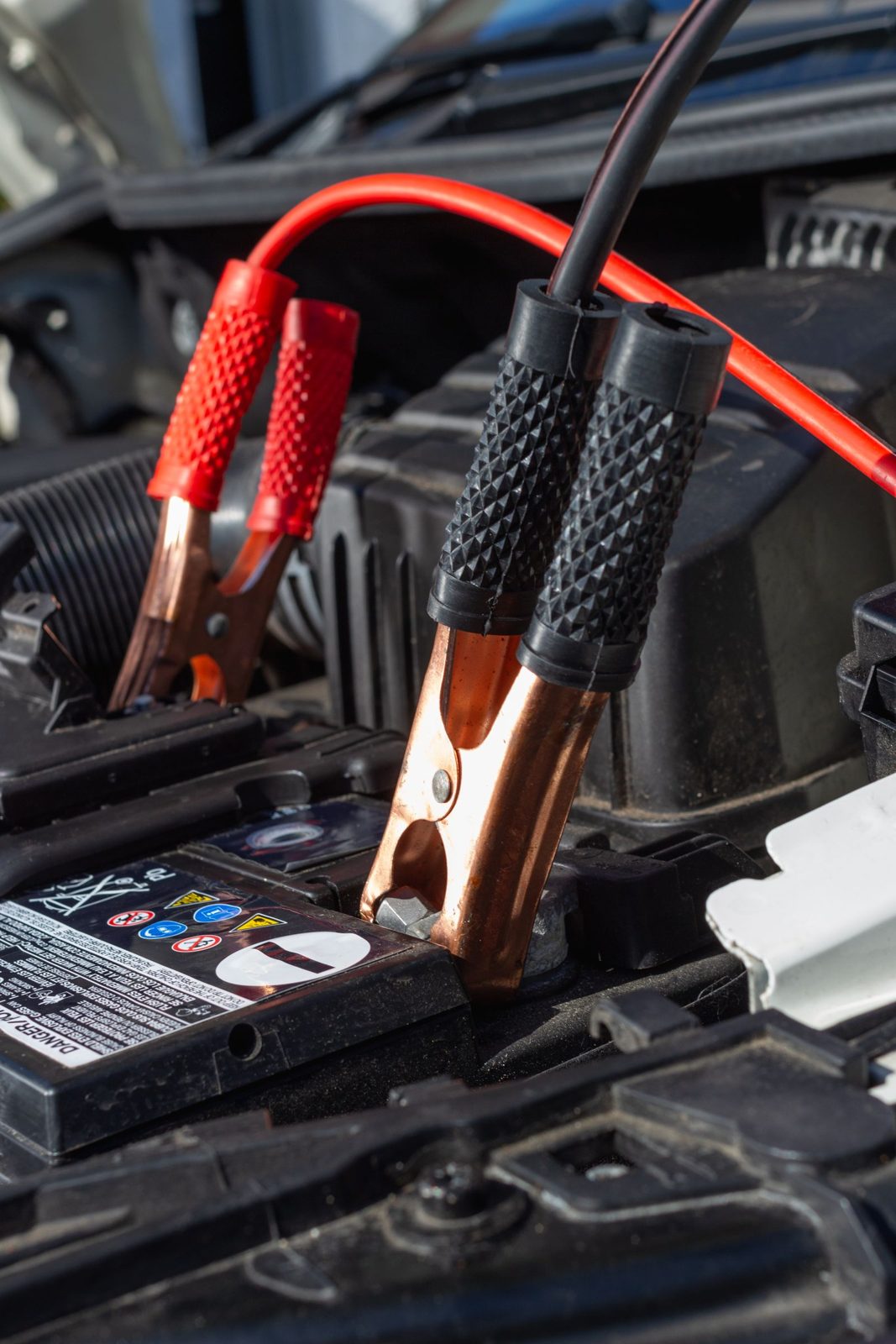 Batterie de voiture et câbles de démarrage à Saint-Leu