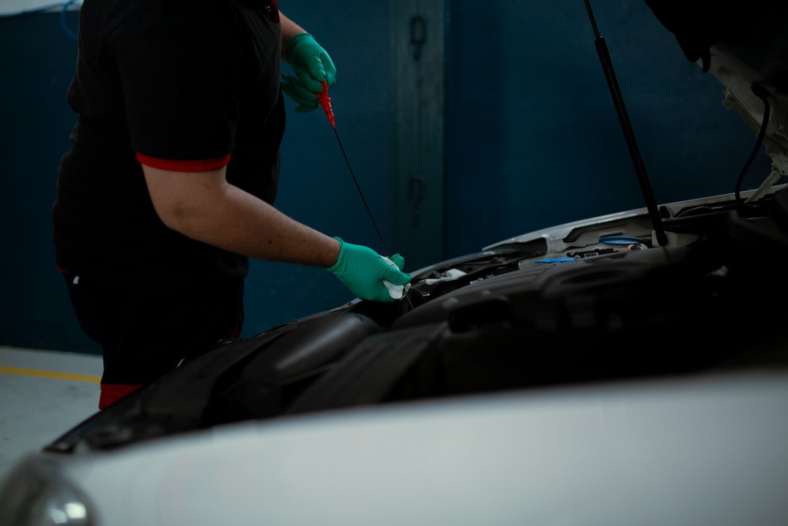 Contrôle du moteur capot ouvert avant un contrôle technique