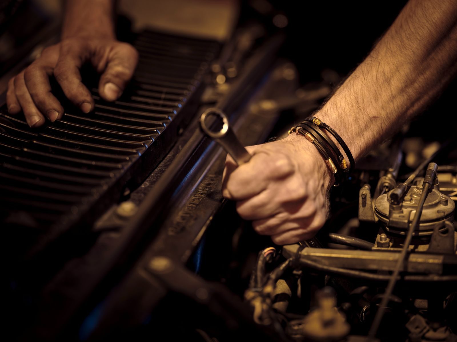 Petites réparations mécaniques avec une clé sur un moteur