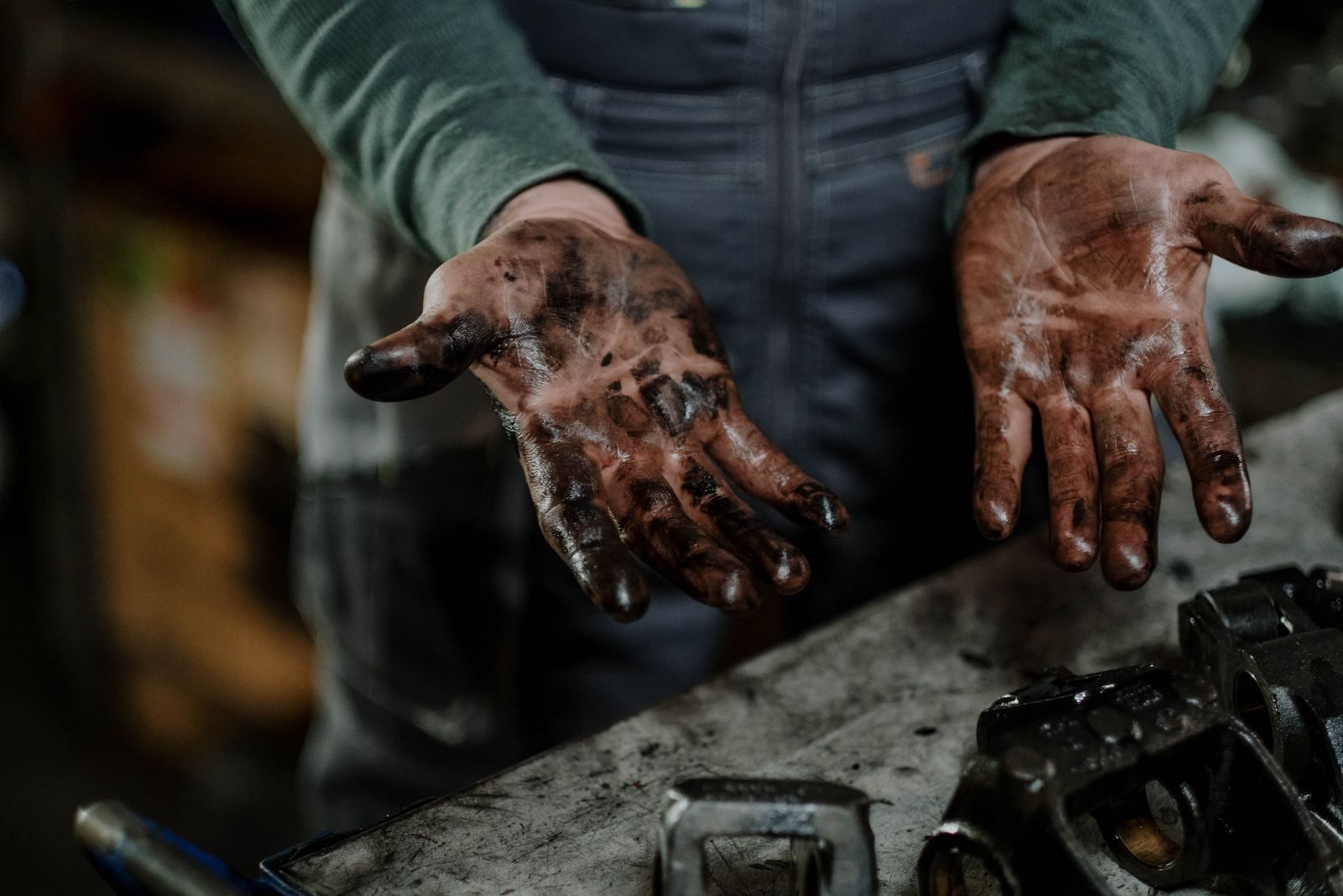 Les mains d'un mécanicien passionné après une réparation